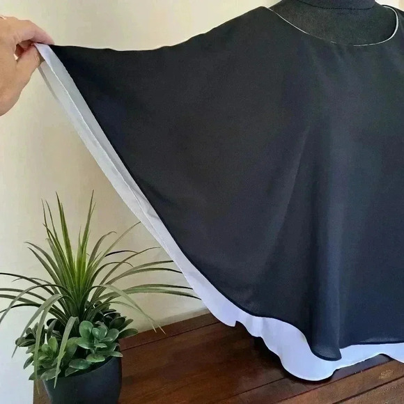 ❤ Beautiful Flowy Nygard Blouse  Small Black White Top - Picture 9 of 11